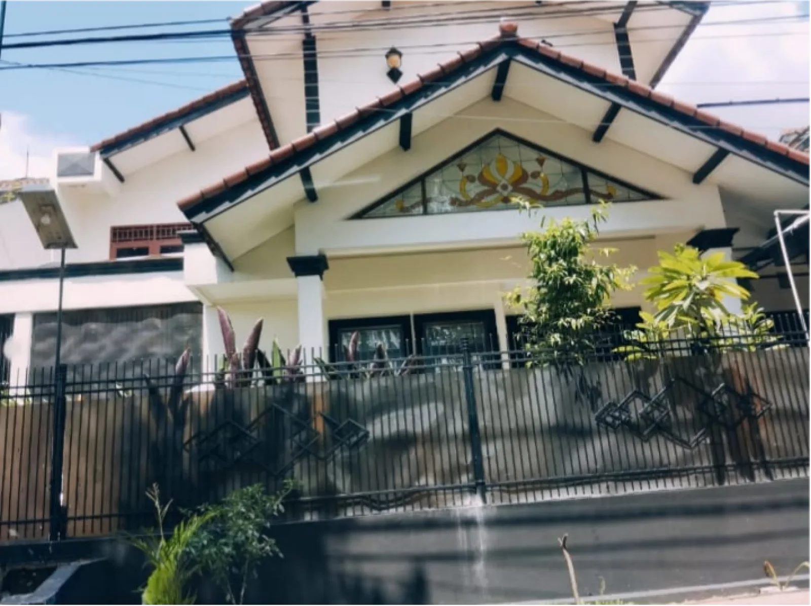Rumah Disewakan di Delman Elok, 2 Lantai Luas dengan Carport 4 Mobil SHM